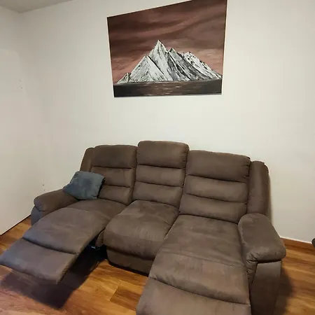 Large - Modern & Fully Equipped - Near Fair Kolonia